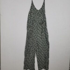 Lulu's Black and White floral Patterned spaghetti strap Jumpsuit, Large, crunchy